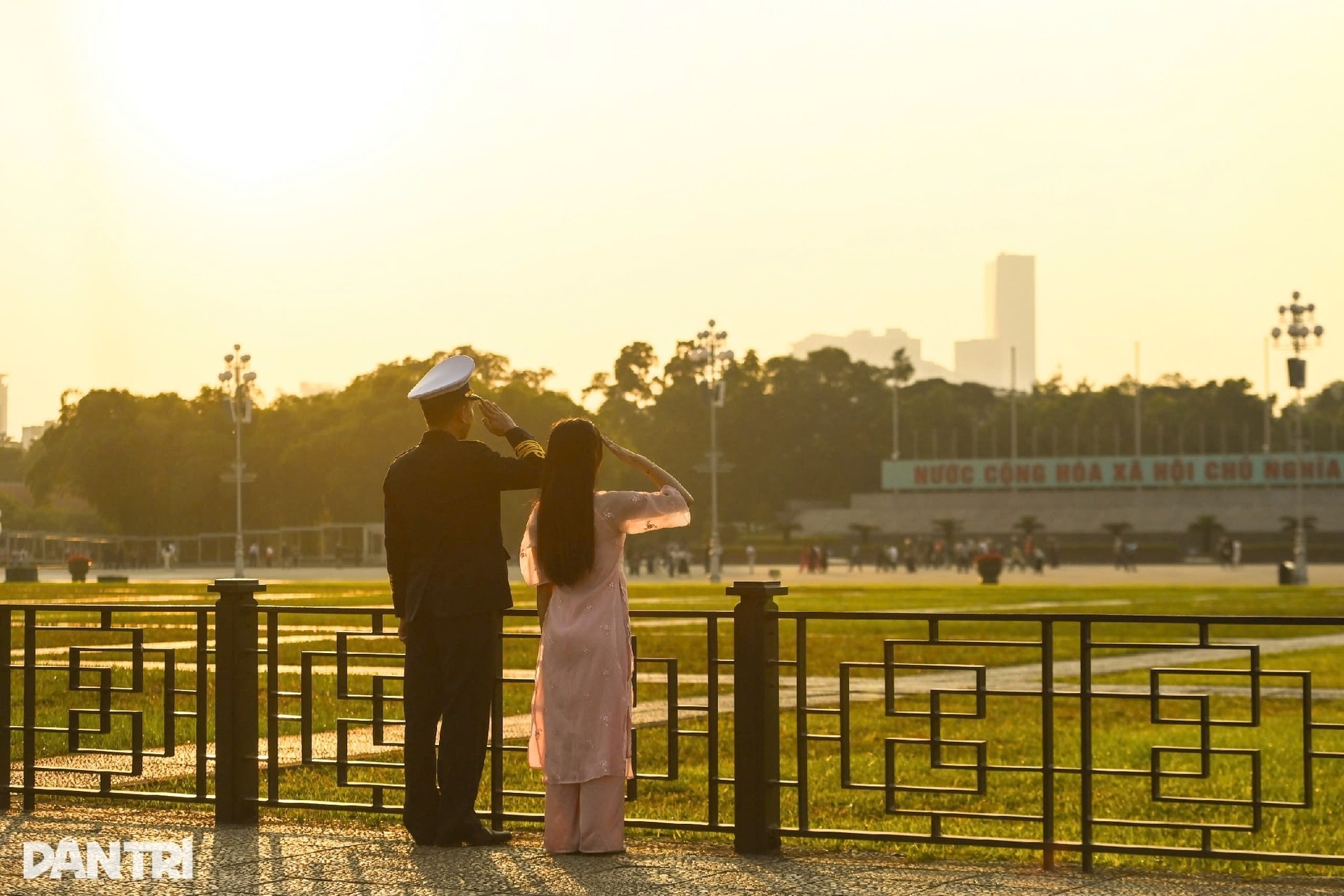 Nắng vàng như rót mật trong ánh hoàng hôn những ngày đầu đông ở Hà Nội - 5 Nắng vàng như rót mật trong ánh hoàng hôn những ngày đầu đông ở Hà Nội - 5