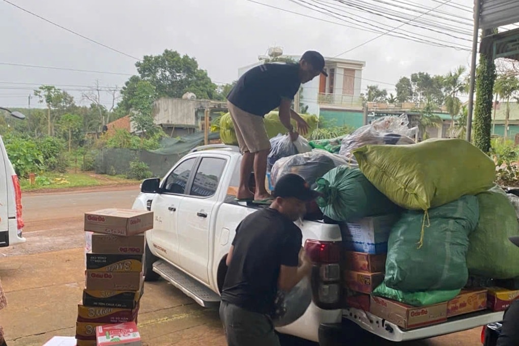 Tài xế đánh liều mượn xe, chở hàng từ thiện miễn phí đến vùng lũ - 2 Tài xế đánh liều mượn xe, chở hàng từ thiện miễn phí đến vùng lũ - 2