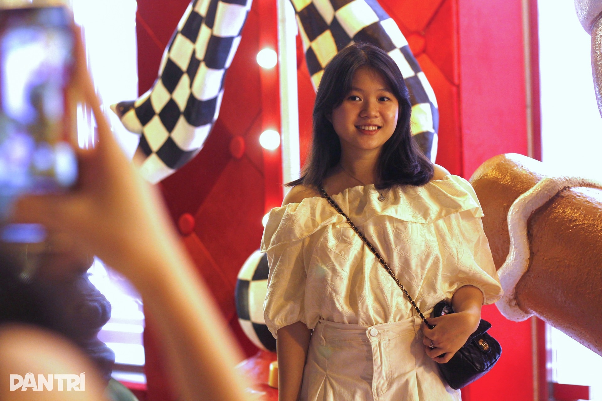 TPHCM rực rỡ sắc màu Giáng sinh sớm, giới trẻ đổ xô sống ảo - 3 TPHCM rực rỡ sắc màu Giáng sinh sớm, giới trẻ đổ xô sống ảo - 3