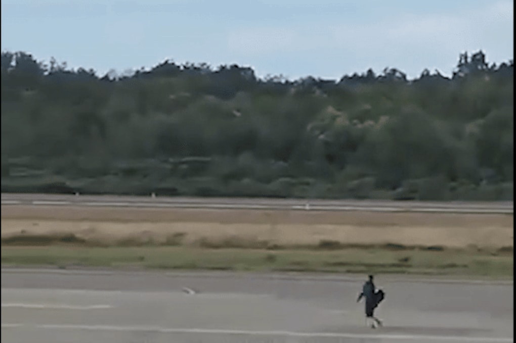 Hai hành khách phá cửa an ninh, chạy đuổi theo máy bay như bắt xe khách - 1 Hai hành khách phá cửa an ninh, chạy đuổi theo máy bay như bắt xe khách - 1