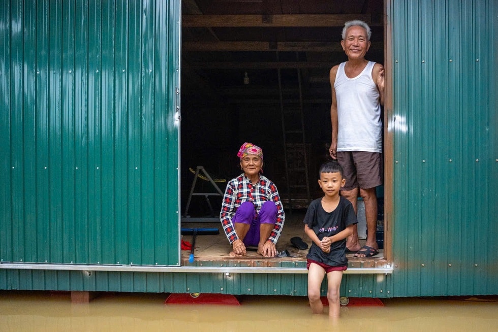Nhà phao Dân trí, điểm tựa an toàn cho người dân vùng lũ - 5 Nhà phao Dân trí, điểm tựa an toàn cho người dân vùng lũ - 5