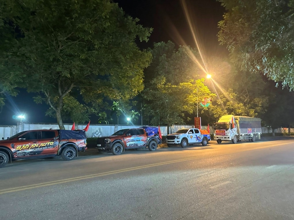 Chủ quán cơm làm điều bất ngờ khi gặp đoàn từ thiện hướng về miền Trung - 2