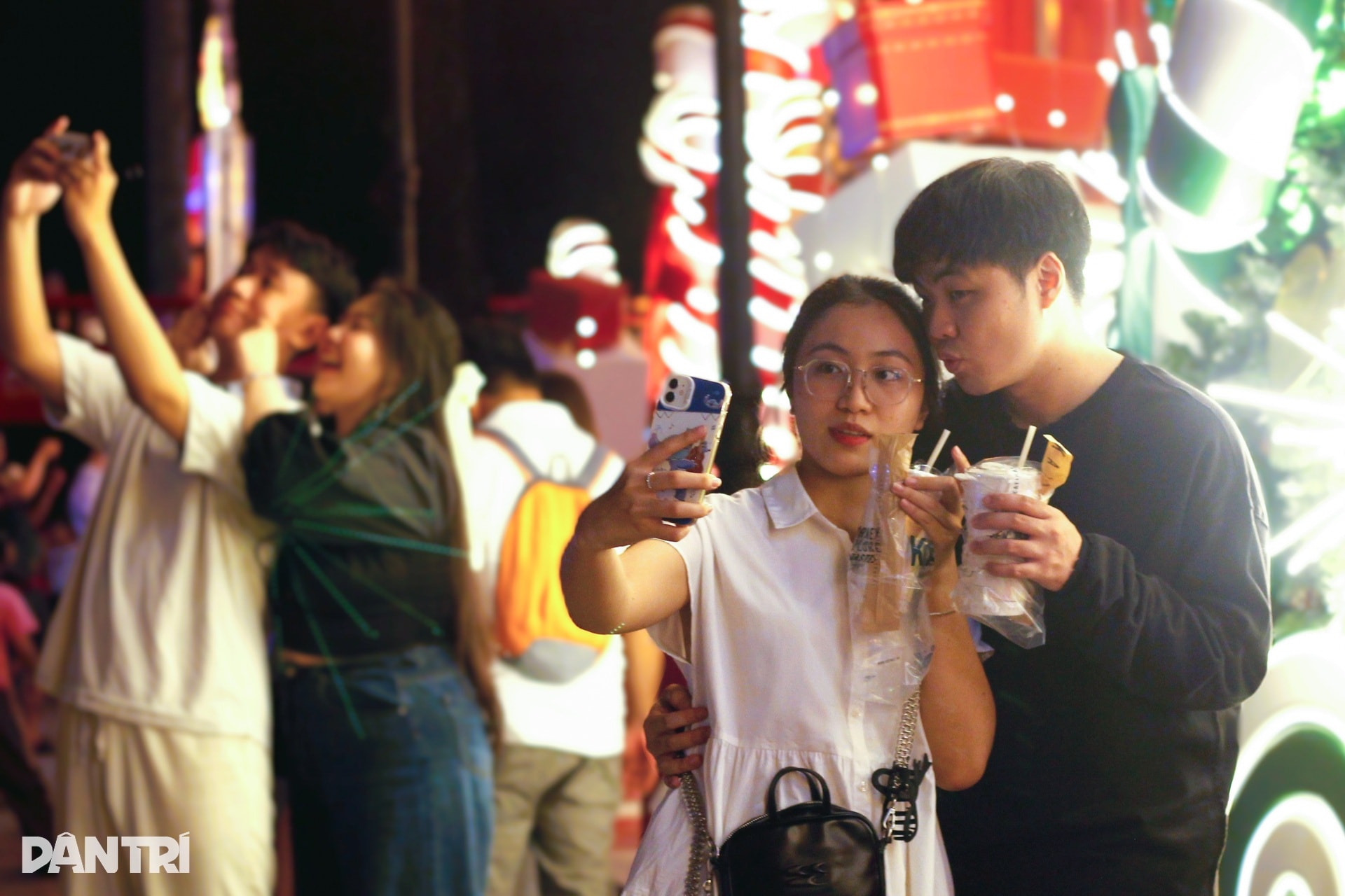 TPHCM rực rỡ sắc màu Giáng sinh sớm, giới trẻ đổ xô sống ảo - 13 TPHCM rực rỡ sắc màu Giáng sinh sớm, giới trẻ đổ xô sống ảo - 13