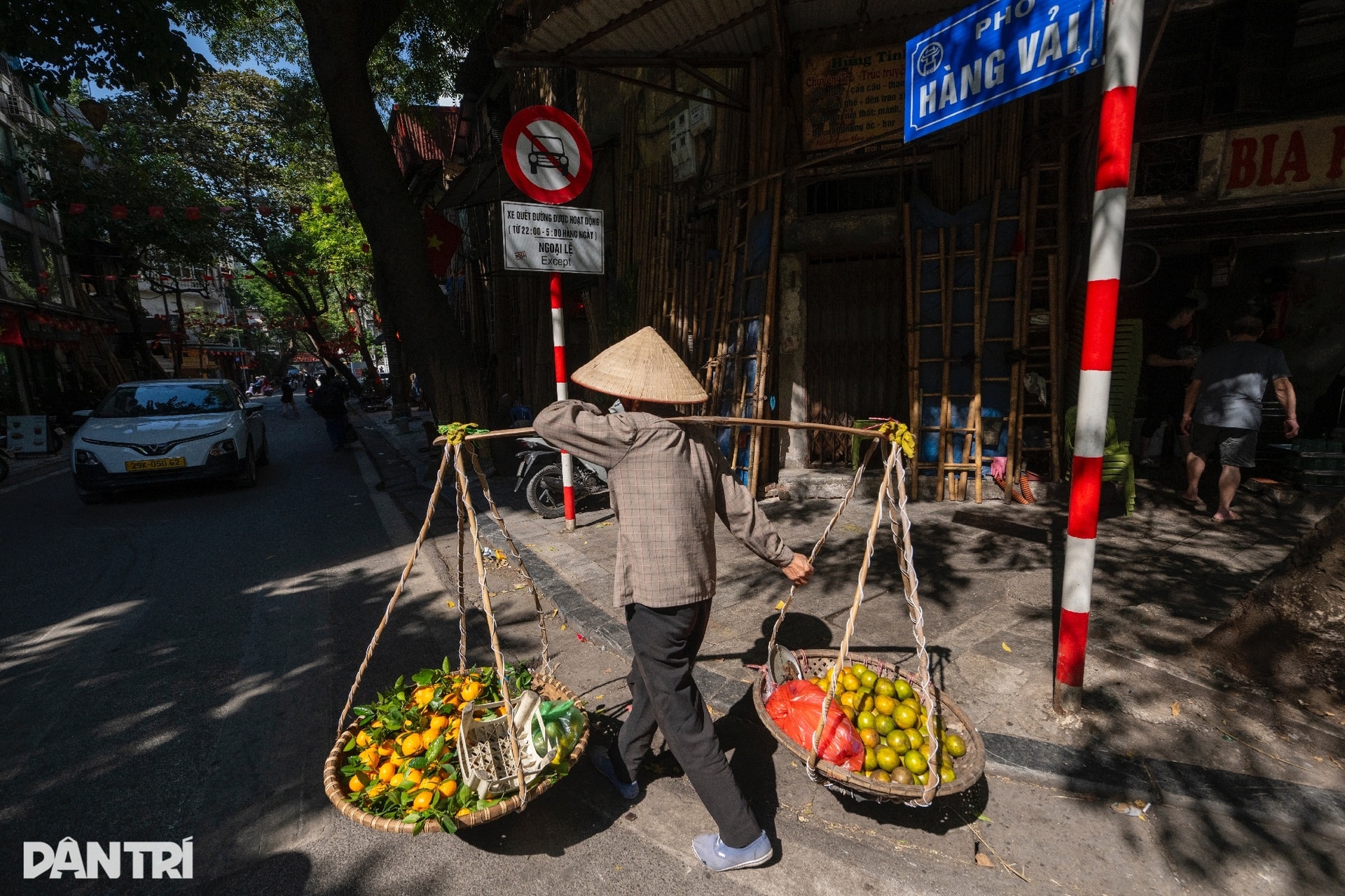 Nắng vàng như rót mật trong ánh hoàng hôn những ngày đầu đông ở Hà Nội - 6 Nắng vàng như rót mật trong ánh hoàng hôn những ngày đầu đông ở Hà Nội - 6