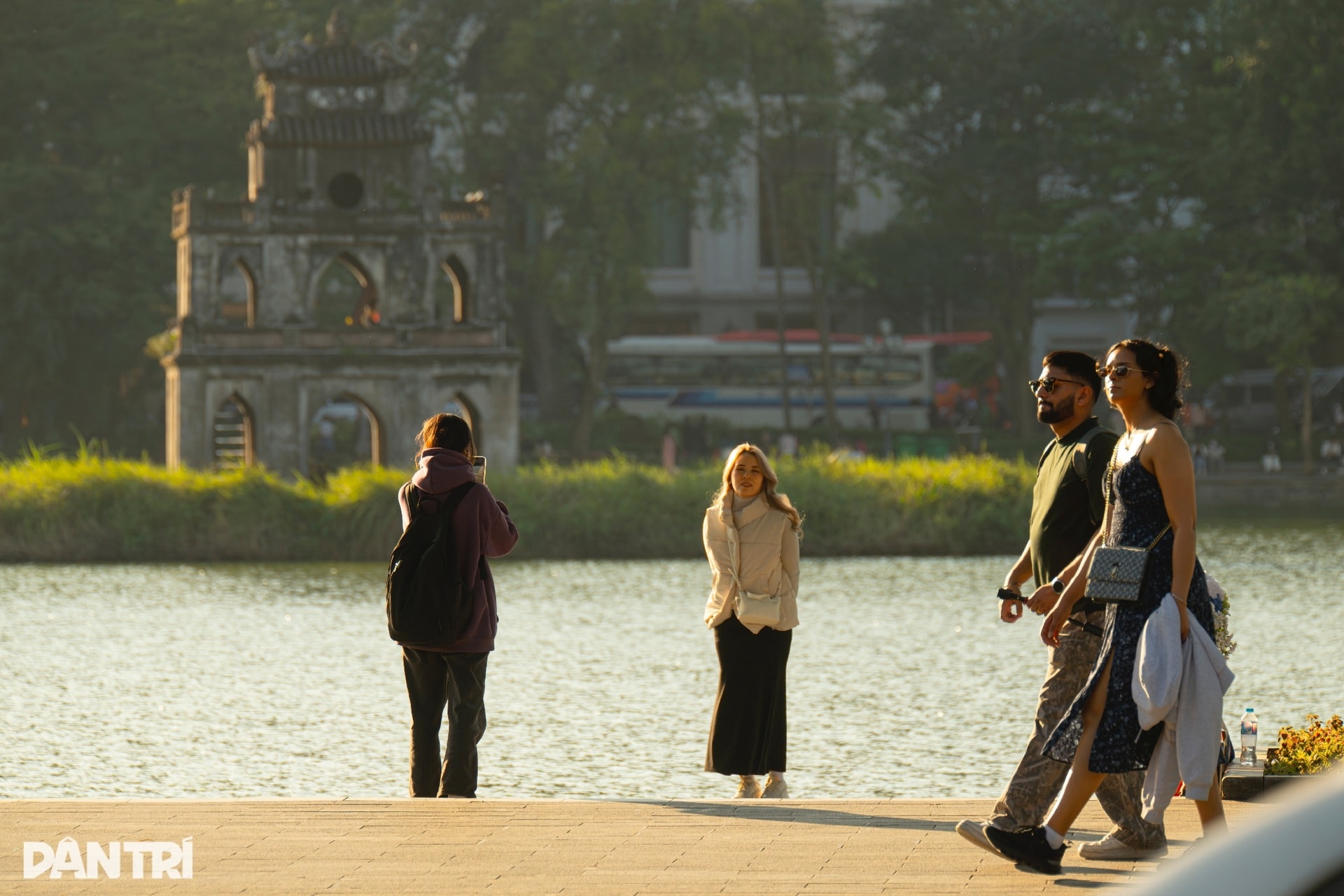 Nắng vàng như rót mật trong ánh hoàng hôn những ngày đầu đông ở Hà Nội - 2 Nắng vàng như rót mật trong ánh hoàng hôn những ngày đầu đông ở Hà Nội - 2