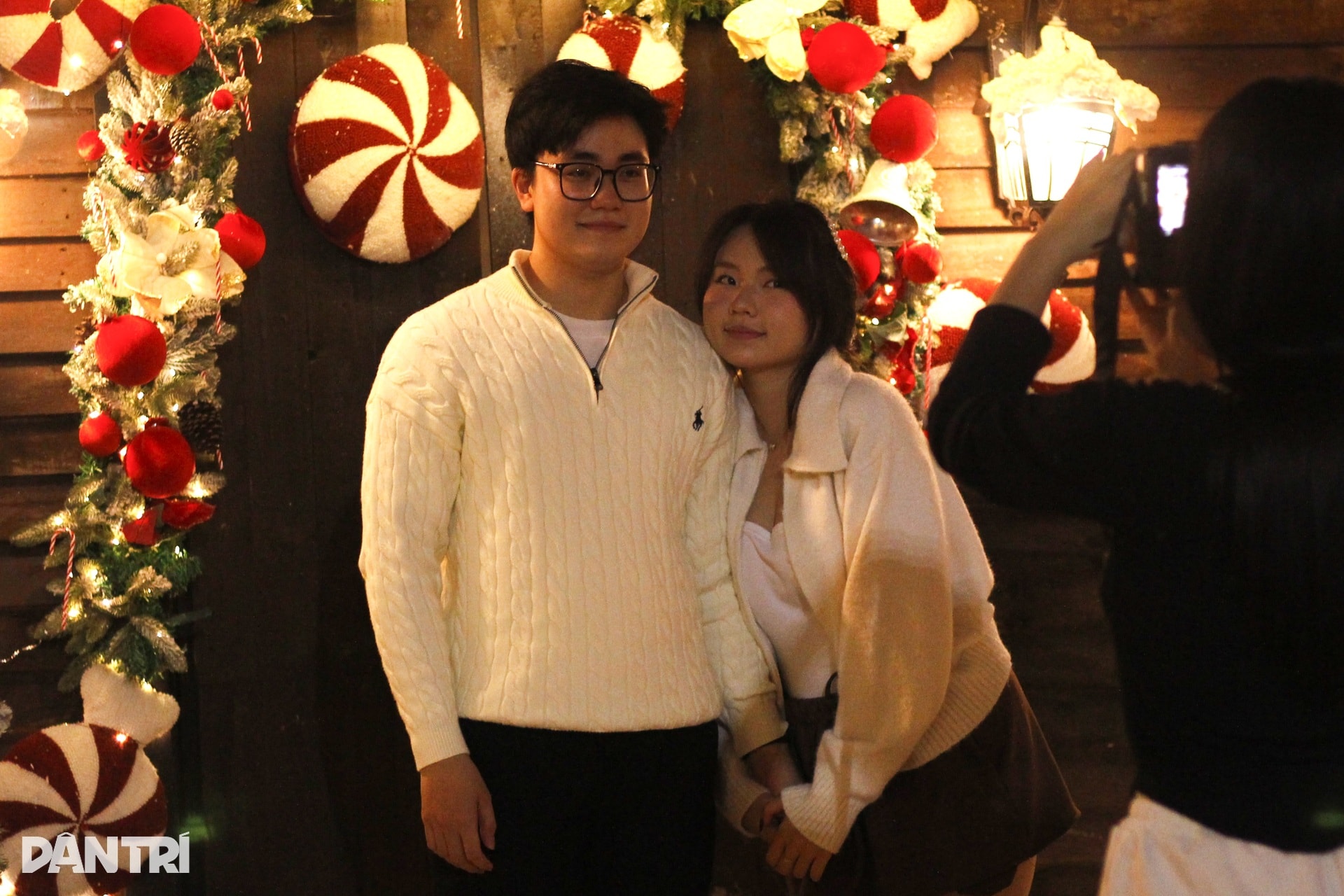 TPHCM rực rỡ sắc màu Giáng sinh sớm, giới trẻ đổ xô sống ảo - 6 TPHCM rực rỡ sắc màu Giáng sinh sớm, giới trẻ đổ xô sống ảo - 6
