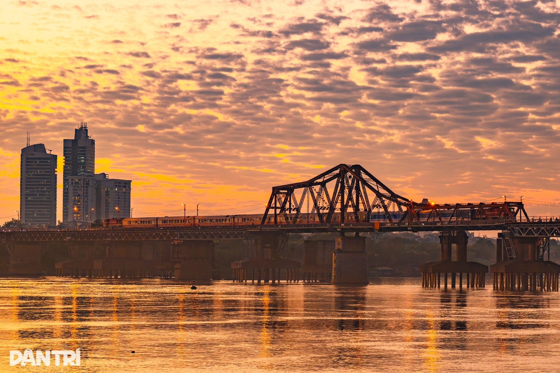 Nắng vàng như rót mật trong ánh hoàng hôn những ngày đầu đông ở Hà Nội - 13 Nắng vàng như rót mật trong ánh hoàng hôn những ngày đầu đông ở Hà Nội - 13