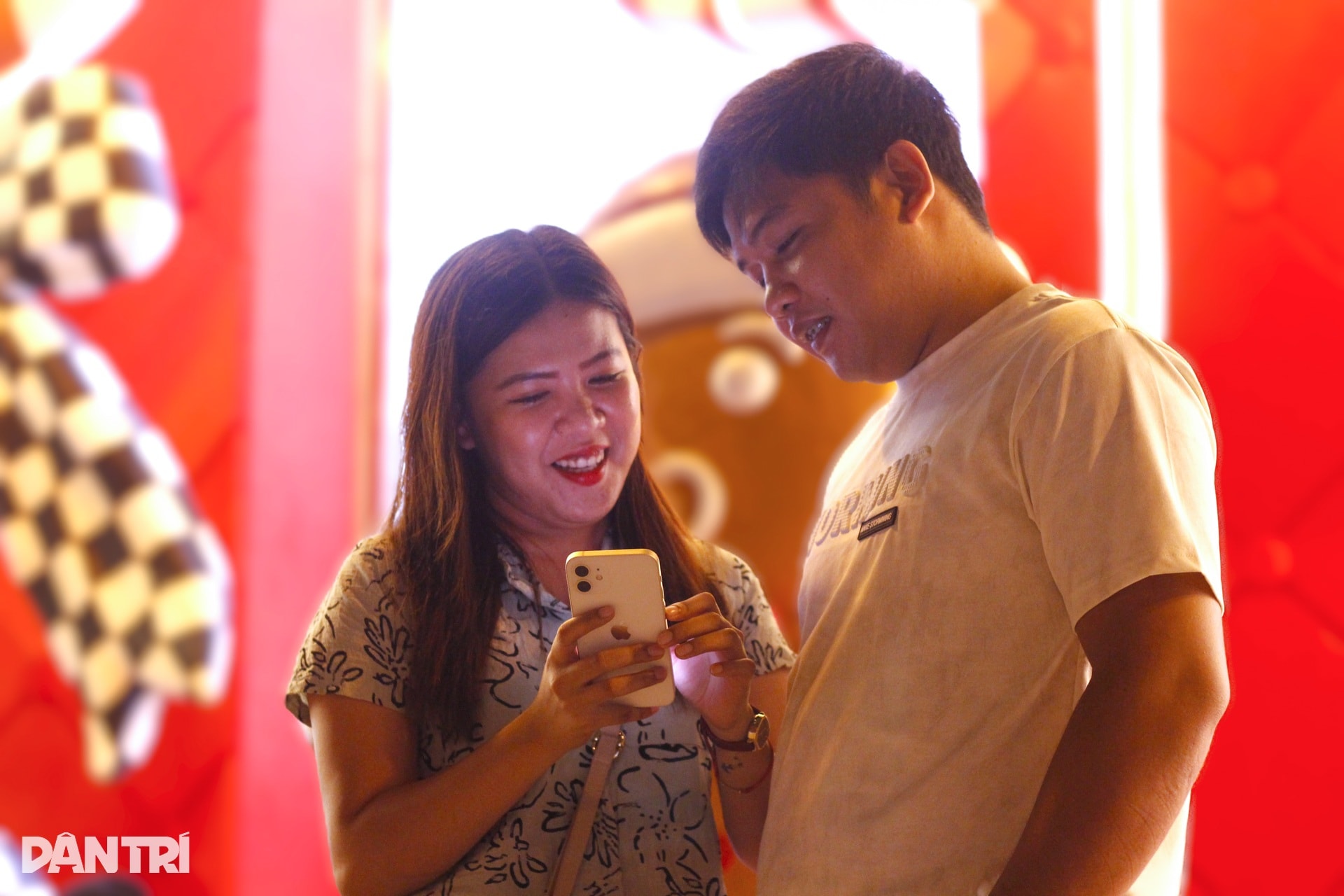 TPHCM rực rỡ sắc màu Giáng sinh sớm, giới trẻ đổ xô sống ảo - 7 TPHCM rực rỡ sắc màu Giáng sinh sớm, giới trẻ đổ xô sống ảo - 7