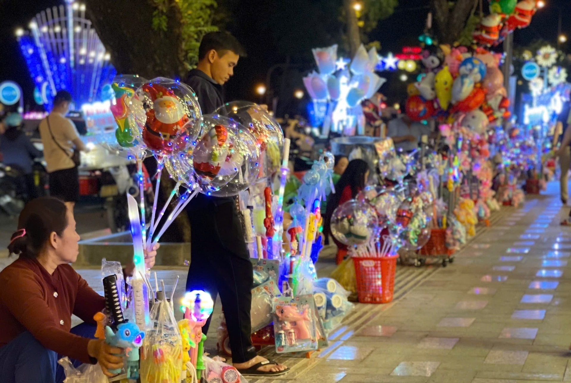 TPHCM rực rỡ sắc màu Giáng sinh sớm, giới trẻ đổ xô sống ảo - 8 TPHCM rực rỡ sắc màu Giáng sinh sớm, giới trẻ đổ xô sống ảo - 8