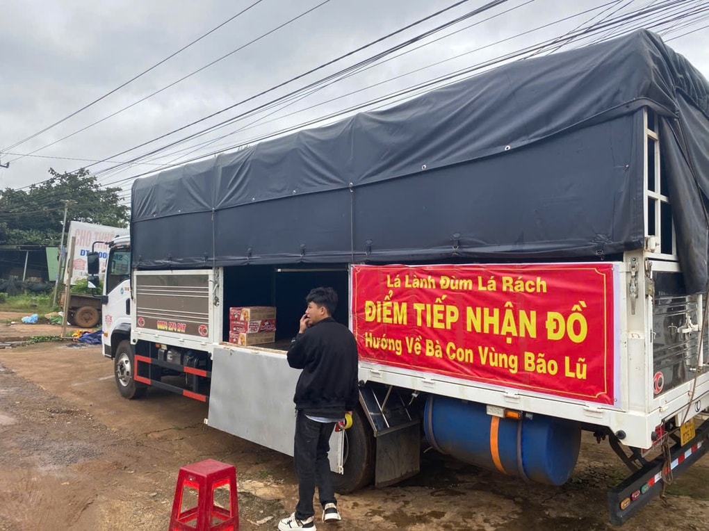 Tài xế đánh liều mượn xe, chở hàng từ thiện miễn phí đến vùng lũ - 1 Tài xế đánh liều mượn xe, chở hàng từ thiện miễn phí đến vùng lũ - 1