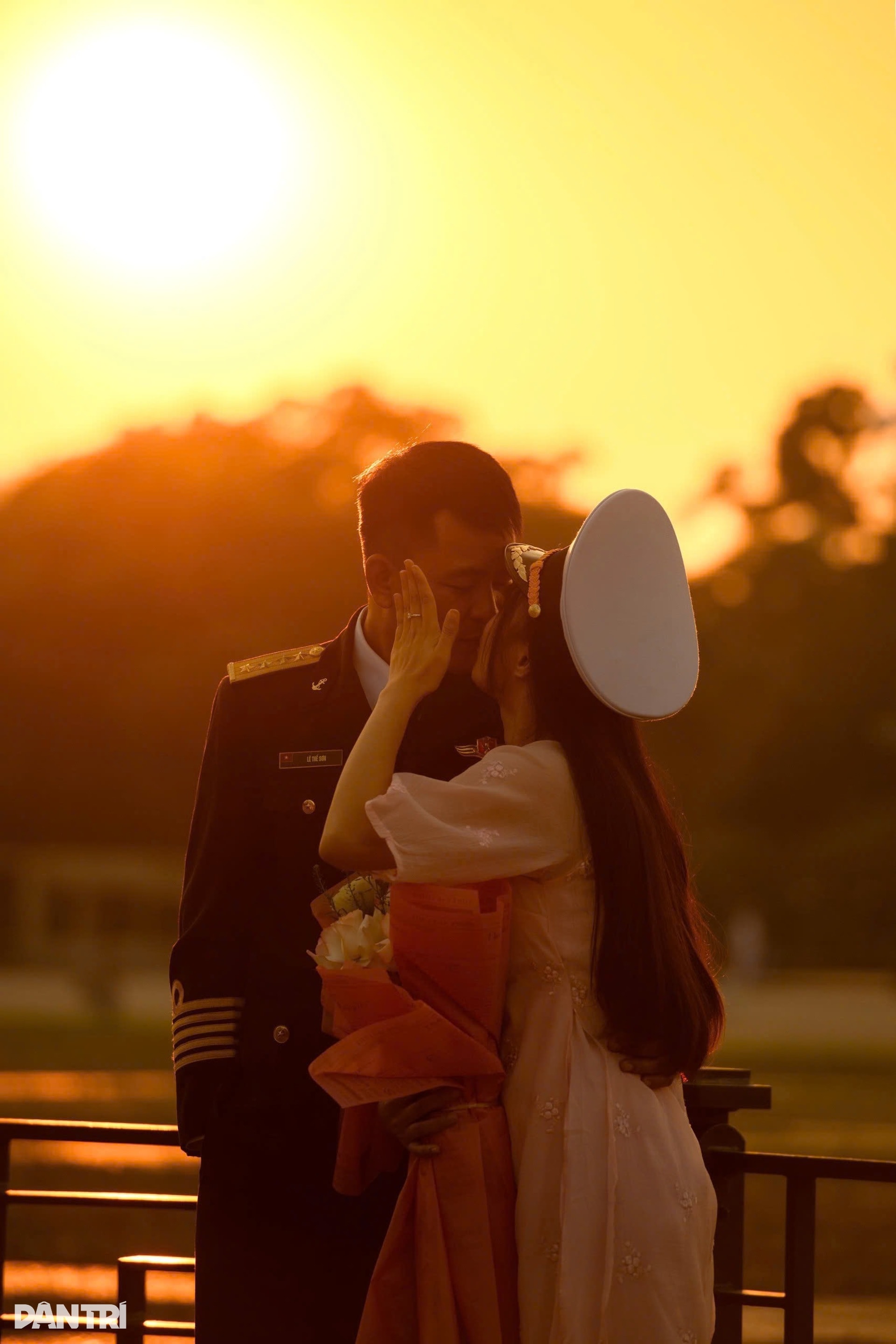 Nắng vàng như rót mật trong ánh hoàng hôn những ngày đầu đông ở Hà Nội - 4 Nắng vàng như rót mật trong ánh hoàng hôn những ngày đầu đông ở Hà Nội - 4