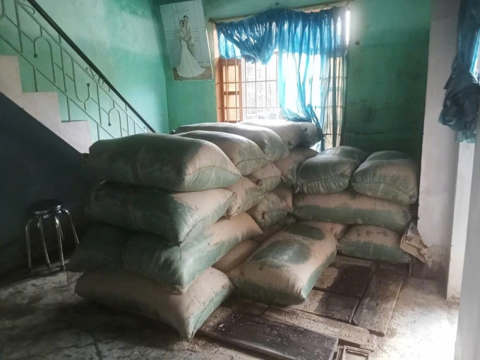 6 tấn lúa bị ngâm nước của gia đình ông Lương Văn Bé, 65 tuổi ở thôn Phước Lương, xã Hòa Xuân Đông đang rao bán. Ảnh: Vân Như