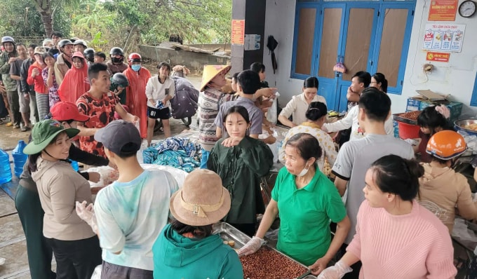 Bà con xếp hàng nhận cơm trước bếp ăn dã chiến ở thôn Phú Hữu, xã Hòa Thịnh hôm 23/11. Ảnh: Ngô Đức Tuấn