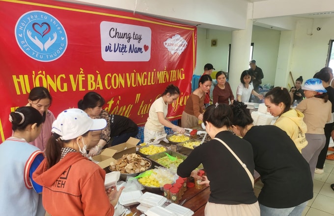 Bếp 0 đồng của nhóm ATM gạo Huế và các nhóm từ thiện khác tại khách sạn Farmer Community, TP Tuy Hòa nếu vài nghìn suất mỗi ngày. Ảnh: Đăng Hậu