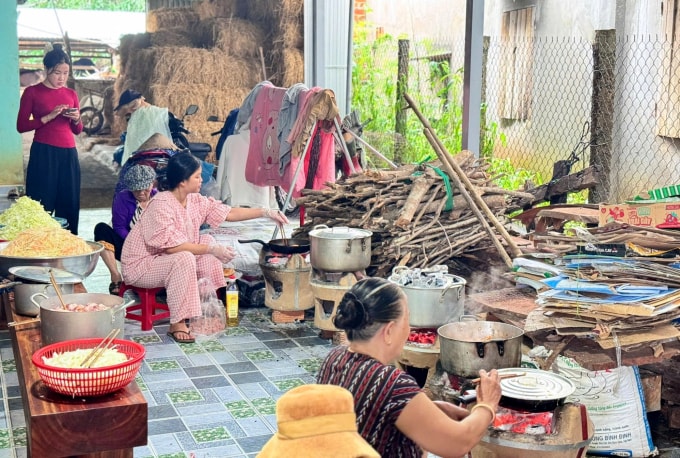 Căn bếp củi, bếp than của bà con thôn Lễ Lộc Bình, xã Sơn Thành đỏ lửa nấu cơm cho bà con các vùng lũ từ 19/11. Ảnh: Bích Trâm