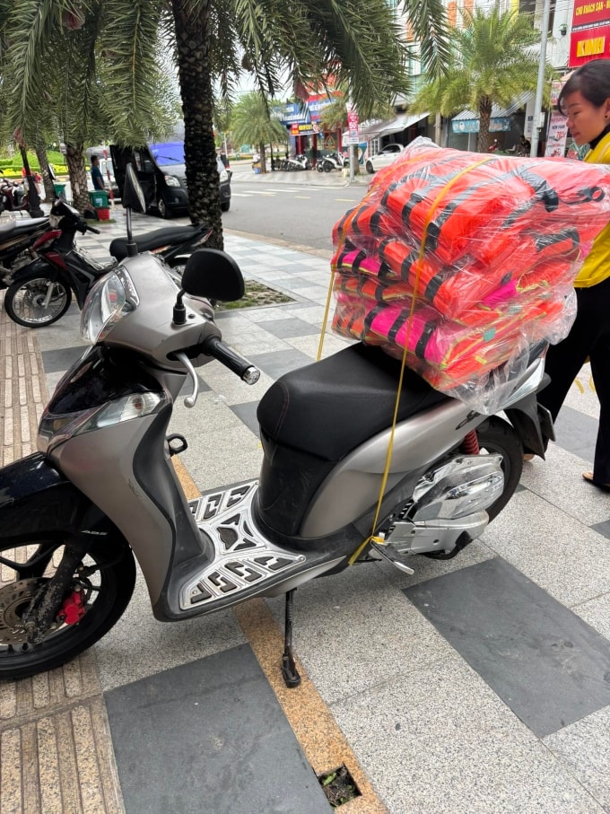 Chị Phượng mua, chất 8 áo phao cho gia đình lên xe, hôm 20/11. Ảnh nhân vật cung cấp