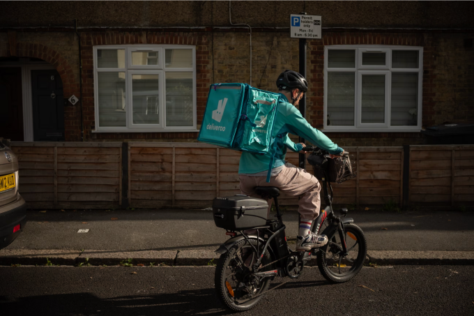 Nhiều shipper tại Anh cho biết công việc đang làm không phải là con người, mà chỉ là một cỗ máy giao hàng. Ảnh: The Guardian