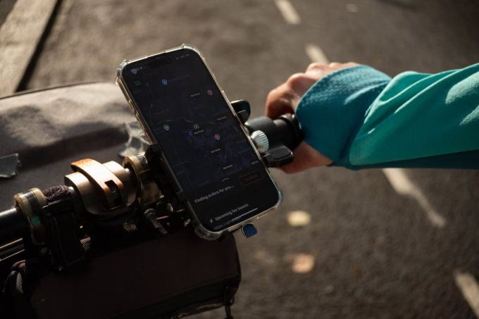 Lương thấp, công việc vất vả nhưng nhiều lao động nhập cư tại Anh vẫn cố bám trụ để mưu sinh. Ảnh: The Guardian