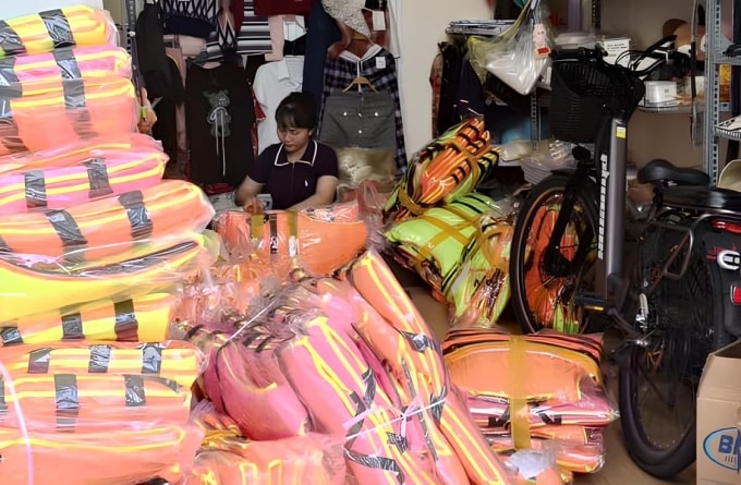 Người dân xếp hàng chờ mua áo phao trước cửa tiệm của chị Phương, hôm 24/11. Ảnh cắt từ camera an ninh