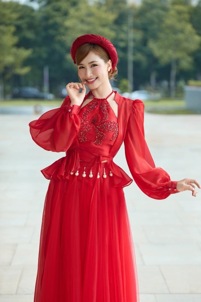 Ca sĩ Hòa Minzy diện váy cách tân từ trang phục truyền thống.