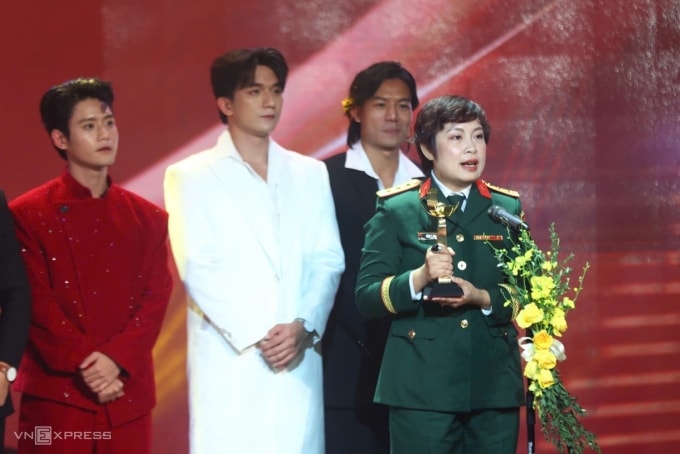 Đạo diễn Đặng Thái Huyền nhận cúp Bông Sen Vàng cùng đoàn phim. Ảnh: Quỳnh Trần