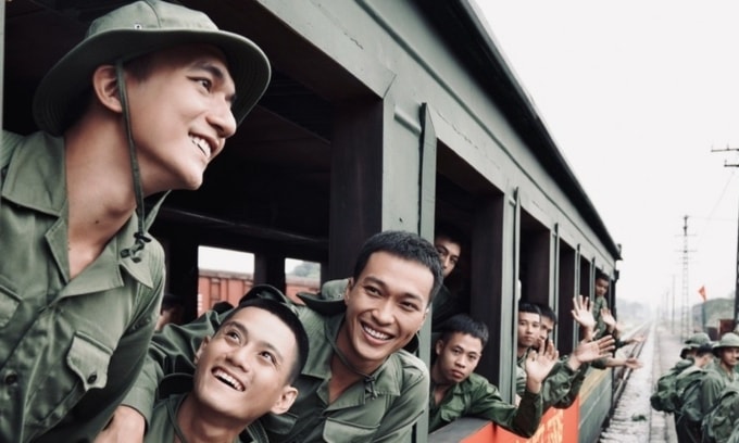 Đỗ Nhật Hoàng (trái) - nam chính - và dàn diễn viên trong Mưa đỏ. Ảnh: Đoàn phim cung cấp