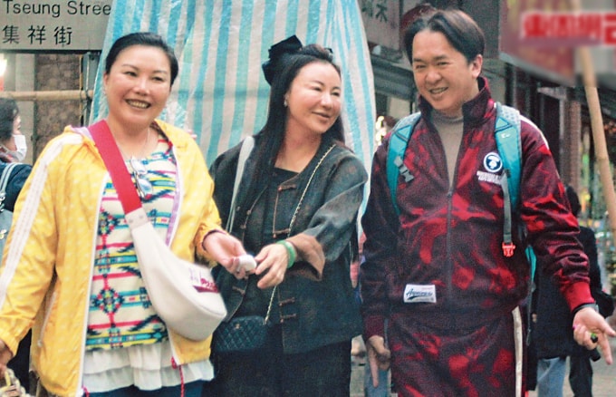 Đặng Triệu Tôn bên Carmen, Cherry. Ảnh: Eastweek