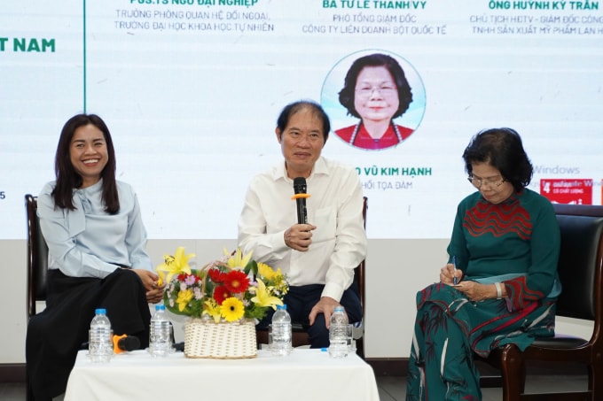 TS Huỳnh Kỳ Trân (ngồi giữa) và bà Vũ Kim Hạnh (bên phải) tại tọa đàm hôm 21/11. Ảnh: BSA