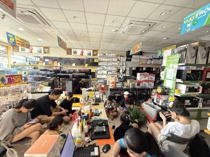 Một cửa hàng điện máy xanh tại Nhơn Hạnh (phường An Nhơn Bắc, Gia Lai) đã hoạt động trở lại sau lũ và mở cửa cho người dân vào sạc nhờ điện thoại. Ảnh: Phong ĐT