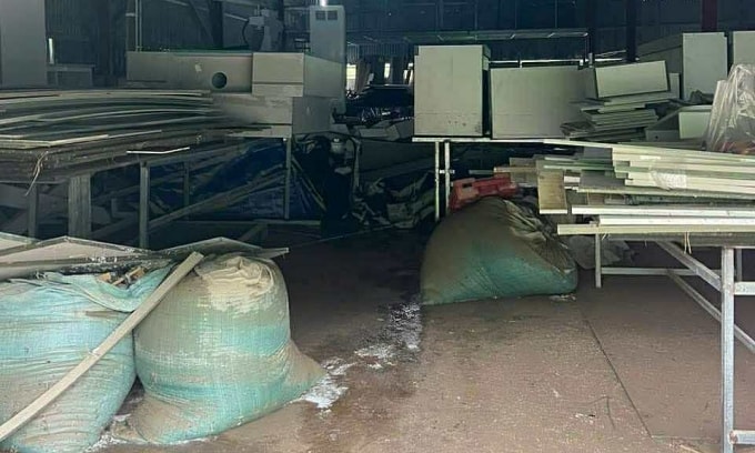 Máy móc, nguyên liệu ở xưởng của ông Hạt ở Vĩnh Trung dù đã kê lên cao nhưng do ngập nước nên hư hỏng hết. Ảnh: Huy Hạt