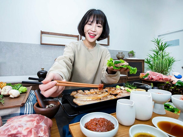 Thánh ăn Tzuyang trong một lần mukbang năm 2022. Ảnh: Nongupin