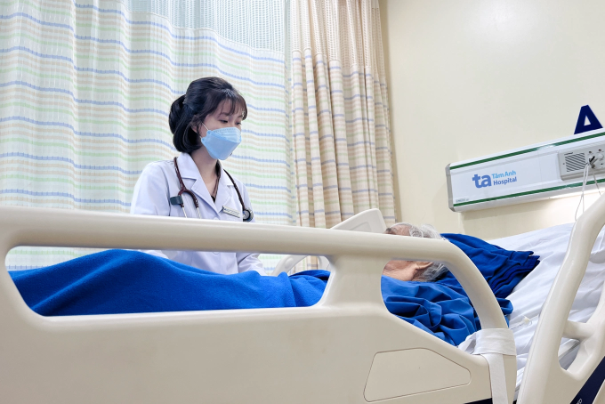 Cụ bà 90 tuổi mắc cúm A biến chứng viêm phổi do bội nhiễm vi khuẩn, điều trị tại Bệnh viện Đa khoa Tâm Anh TP HCM. Ảnh: Hạ Vũ