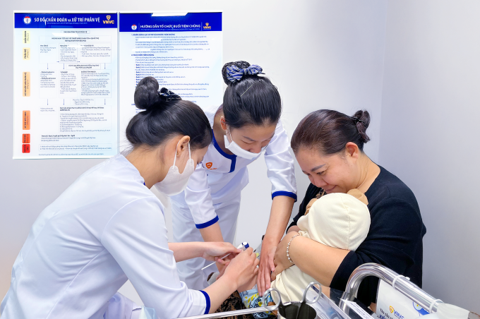 Phụ huynh cho trẻ tiêm vaccine cúm và phế cầu phòng bệnh tại Trung tâm tiêm chủng VNVC Quận 9, phường Tăng Nhơn Phú, TP HCM. Ảnh: Diệu Thuần