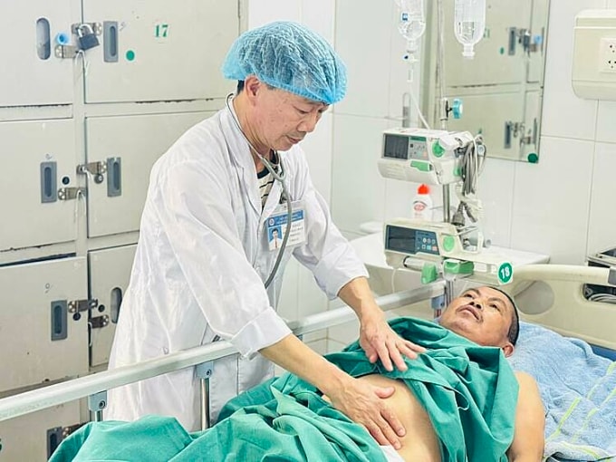 Bác sĩ điều trị bệnh nhân. Ảnh: Bệnh viện cung cấp