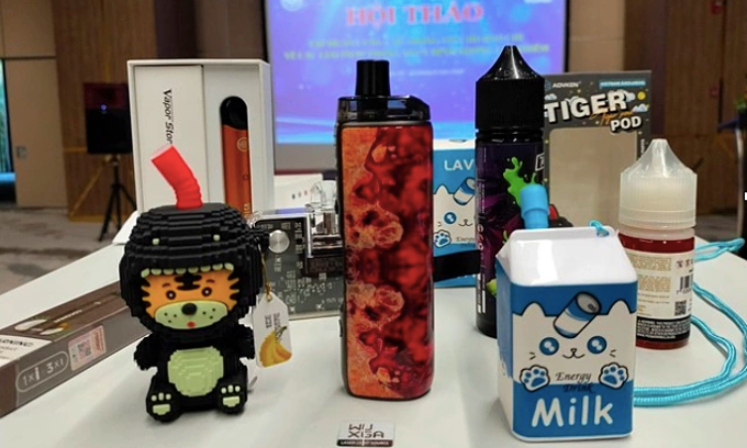 Thuốc lá điện tử thiết kế bắt mắt như món đồ chơi hay thức uống. Ảnh:Lê Nga