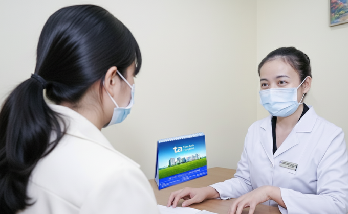Bác sĩ Vân tư vấn cho một phụ nữ. Ảnh minh họa: Bệnh viện Đa khoa Tâm Anh