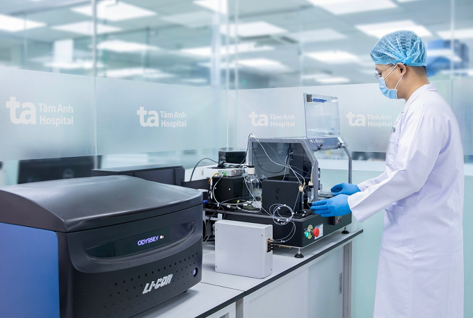 Kỹ thuật viên Trung tâm Xét nghiệm, Bệnh viện Đa khoa Tâm Anh vận hành hệ thống BioDot (Mỹ) thực hiện kỹ thuật Q-MAC giúp tìm kháng thể virus viêm gan D có thể gây ung thư gan. Ảnh: Bệnh viện cung cấp