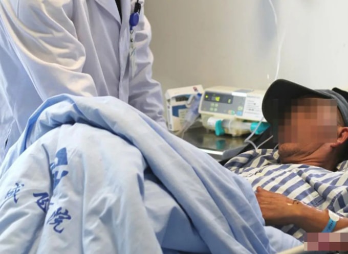 Bác sĩ Bo (trái) kiểm tra sức khỏe của ông Deng. Ảnh: Red Star News