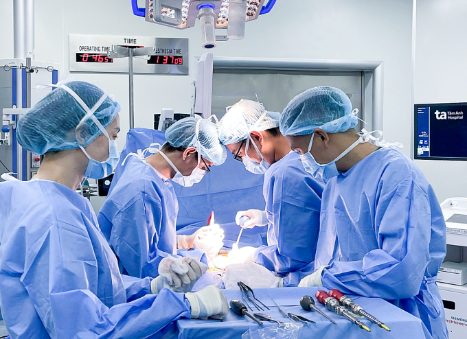 Bác sĩ Sơn (thứ hai bên phải) phẫu thuật điều trị cột sống cong vẹo cho người bệnh. Ảnh: Bệnh viện Đa khoa Tâm Anh