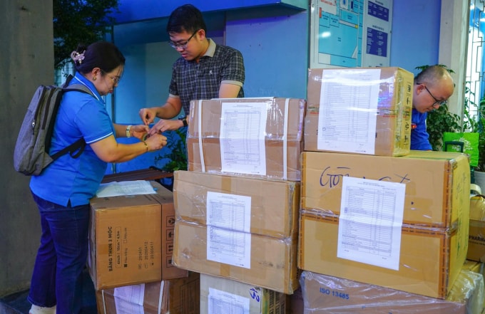 Các y bác sĩ vận chuyển đồ lên xe để đến hỗ trợ Đăk Lăk, sáng 25/11. Ảnh: Bệnh viện Nhân dân Gia Định