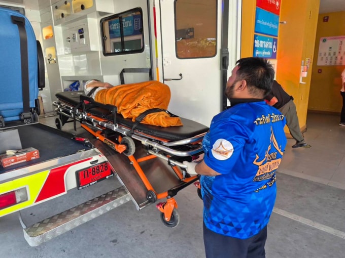 Người phụ nữ được đưa tới bệnh viện địa phương sau khi được phát hiện còn sống. Ảnh: AP