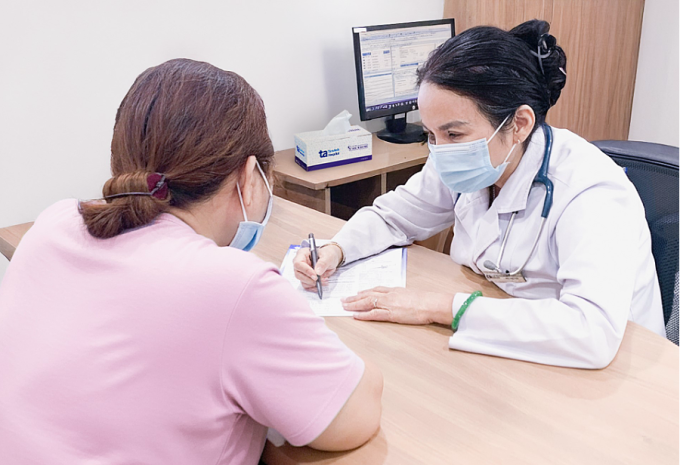 Bác sĩ Khuyên phân tích các chỉ số khối cơ thể theo kết quả đo InBody cho bà Dương. Ảnh: Bệnh viện Đa khoa Tâm Anh