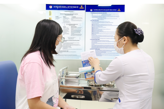 Trẻ được phụ huynh đưa đi tiêm ngừa HPV tại Hệ thống Tiêm chủng VNVC. Ảnh: Thiên Thảo