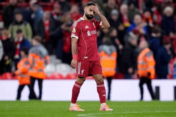 Salah thất vọng trong trận thua Nottingham Forest, trên sân Anfield, Liverpool, Anh hôm 22/11. Ảnh: Reuters