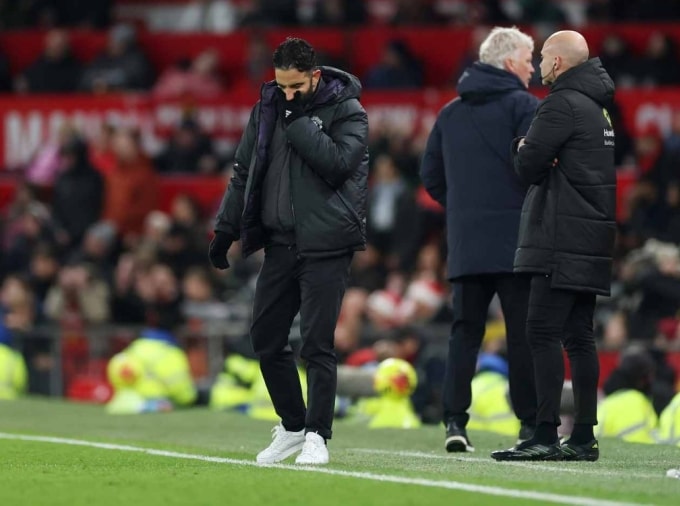 HLV Ruben Amorim thất vọng trong trận Man Utd thua Everton 0-1 trên sân Old Trafford, thành phố Manchester, Vương quốc Anh ngày 24/11/2025. Ảnh: Man Utd