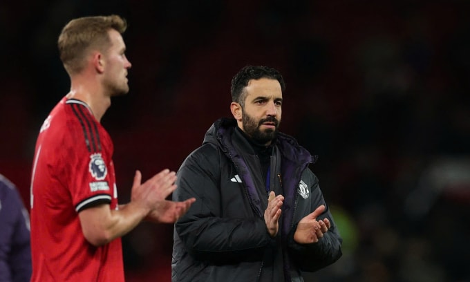 HLV Ruben Amorim vỗ tay tri ân khán giả sau trận trên sân Old Trafford, thành phố Manchester, Vương quốc Anh hôm 24/11/2025. Ảnh: Reuters