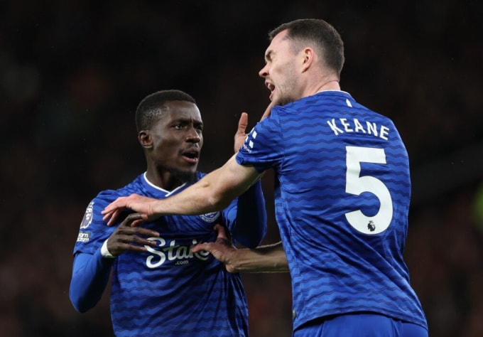 Idrissa Gueye (trái) tát Michael Keane và nhận thẻ đỏ trực tiếp trong trận Everton thắng Man Utd 1-0 ở vòng 12 Ngoại hạng Anh trên sân Old Trafford, Manchester, Anh ngày 24/11.