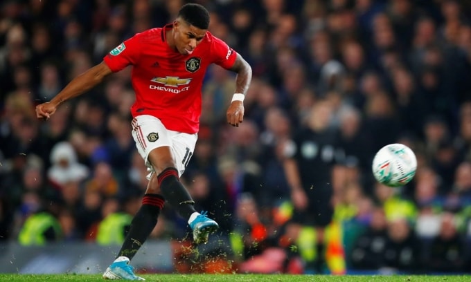 Marcus Rashford sút phạt thành bàn từ cự ly hơn 30 m trong trận Man Utd thắng Chelsea 2-1 ở vòng 4 Cup Liên đoàn mùa 2019-2020. Ảnh: Reuters