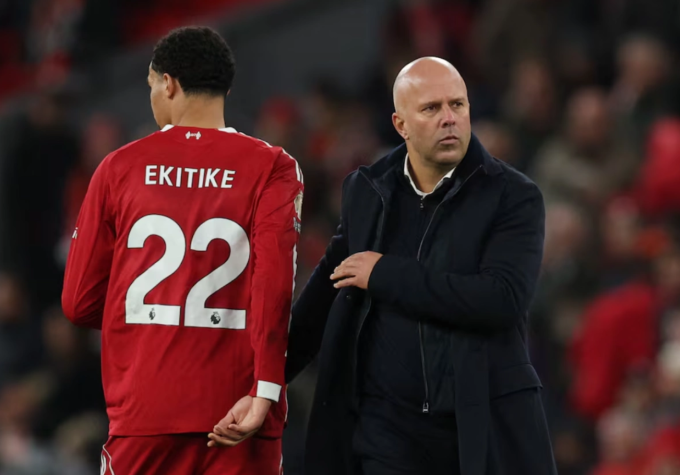 HLV Arne Slot (phải) và Hugo Ekitike sau trận Liverpool thua Nottingham Forest 0-3 ở vòng 12 Ngoại hạng Anh trên sân Anfield, Liverpool, Anh ngày 22/11. Ảnh: Reuters