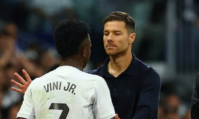 HLV Xabi Alonso và Vinicius Junior trong trận Real thắng Barca trên sân Bernabeu, thành phố Madrid, Tây Ban Nha ngày 26/10/2025. Ảnh: Reuters